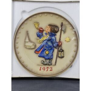 Vintage GOEBEL HUMMEL #265 Boy 1972 ANNUAL BAS-RELIEF PLATE - COA
